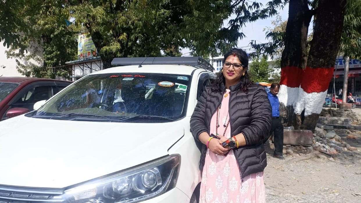 MA LLb Passed Uttrakhand First Female Taxi Driver Rekha Know Inspiring Story of her in Hindi