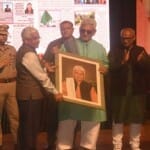 जम्मू विवि में एलजी मनोज सिन्हा को पेटिंग भेट करते लोग