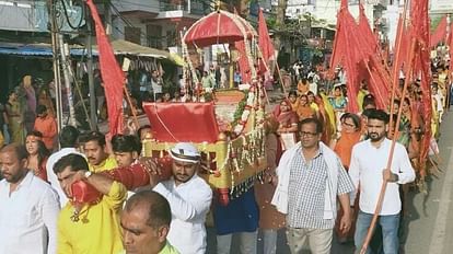 On the occasion of Hanuman Jayanti, Hanuman Chalisa is being recited from temples to homes, processions