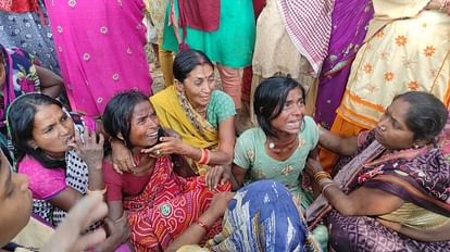 Bihar :11 हजार वोल्ट का तार ऐसा गिरा कि कुछ ही मिनटों में तीन साल की बच्ची राख हो गई; मौत से लड़ रही अभागी मां बिहार के समाचार; भोजपुर में घर में आग लगने से 3 साल की बच्ची की जलकर मौत, आग की खबर हिंदी में