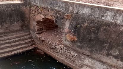 Damoh News Excavation in stepwell built during Rani Durgavati's reign for money