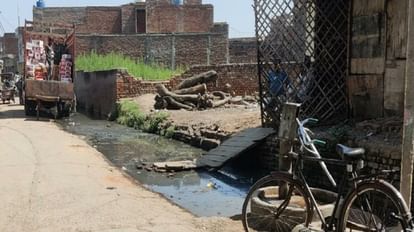 Aligarh News: फिर शुरू हुआ नगर पंचायत में फंड का रोना, नाली से बाहर आने लगी कीचड़ sludge coming out of drain in chharra