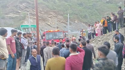 त्यूनी अग्निकांड: आग बुझाने गए अग्निशमन वाहन में पानी हुआ खत्म, दो कर्मचारियों के नशे में होने का आरोप Dehradun Vikasnagar News: water empty during extinguish fire in House
