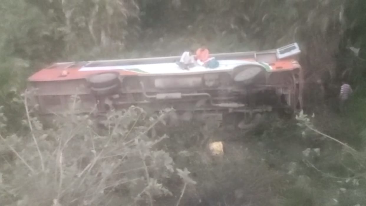 17 Injured and one died in a bus accident on Gonda Balrampur road.