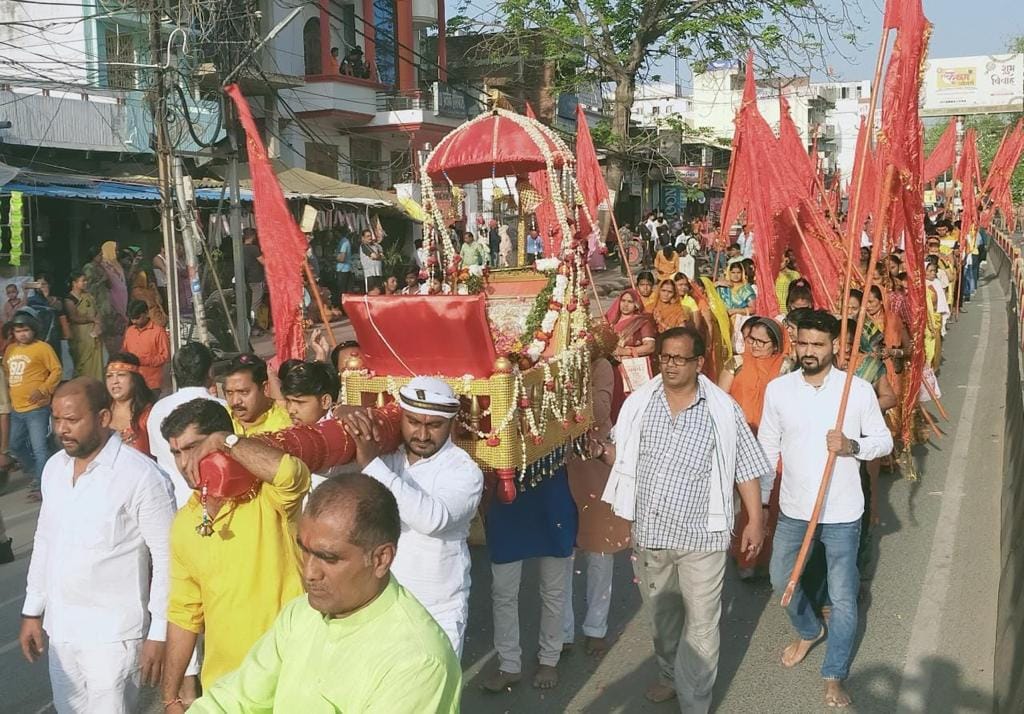 On the occasion of Hanuman Jayanti, Hanuman Chalisa is being recited from temples to homes, processions