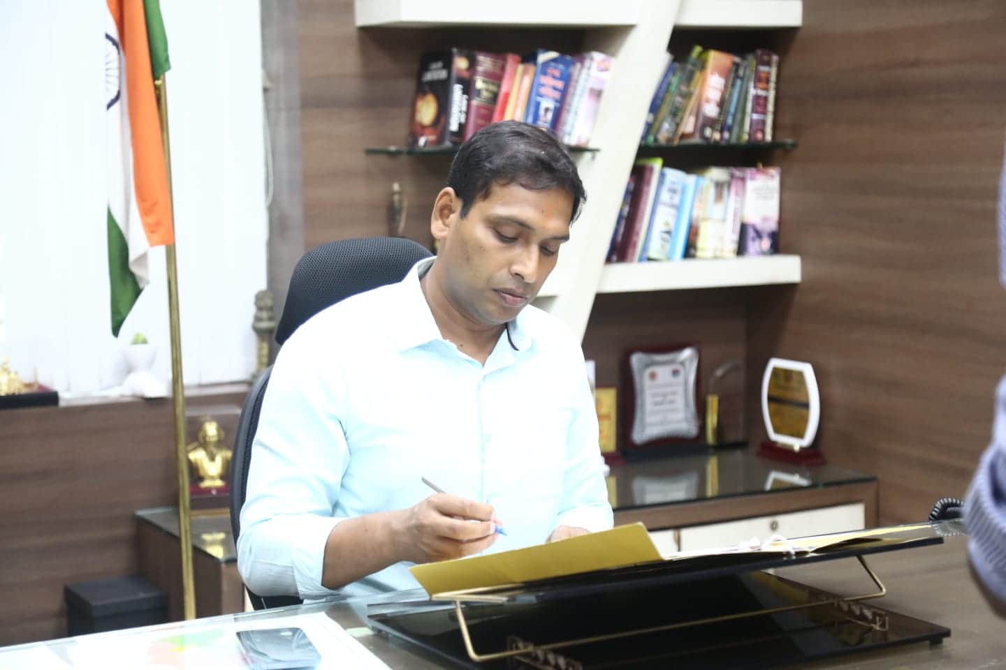 MP News: CM changed the order of CS for the first time, Collector Ashish Singh arrived to inspect as soon as h