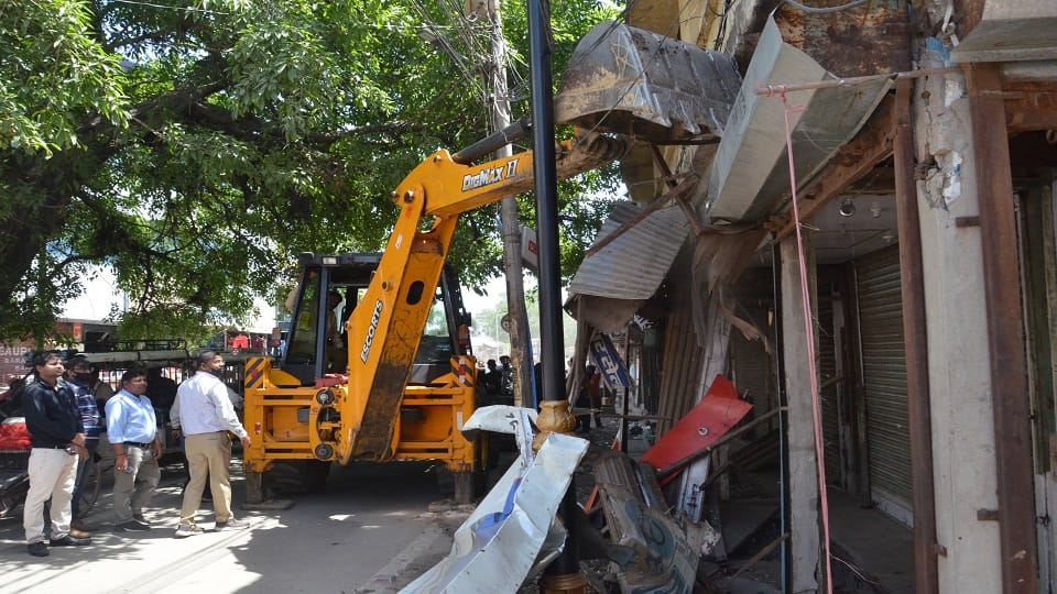 Illegal construction demolished by bulldozer in Bareilly