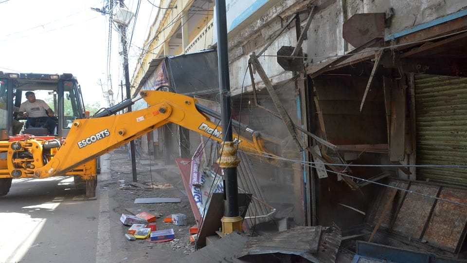 Illegal construction demolished by bulldozer in Bareilly