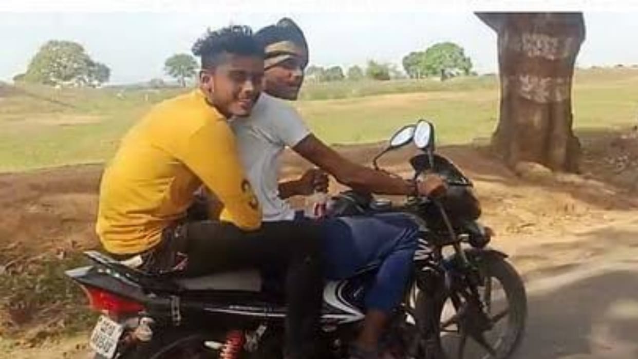 chhattisgarh two youths arrested for driving bike while drinking alcohol in GPM