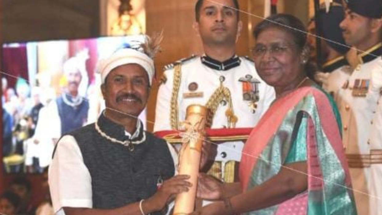 President Draupadi Murmu awarded Padma Shri to Ajay Mandavi of chhattisharh Kanker
