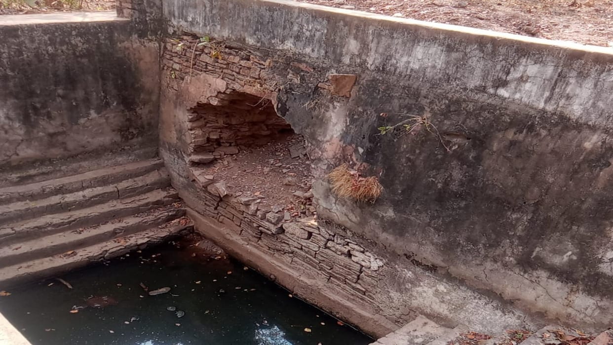 Damoh News Excavation in stepwell built during Rani Durgavati's reign for money