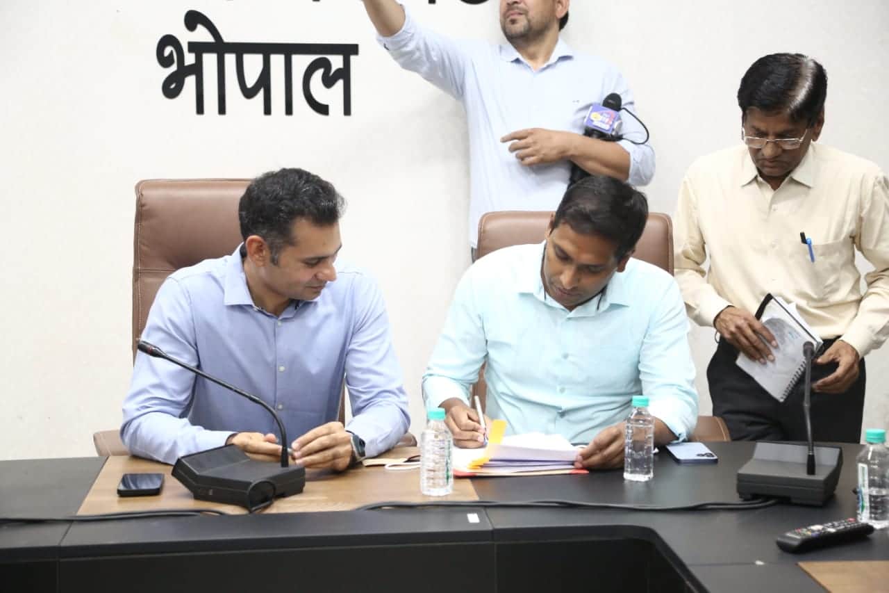 MP News: CM changed the order of CS for the first time, Collector Ashish Singh arrived to inspect as soon as h