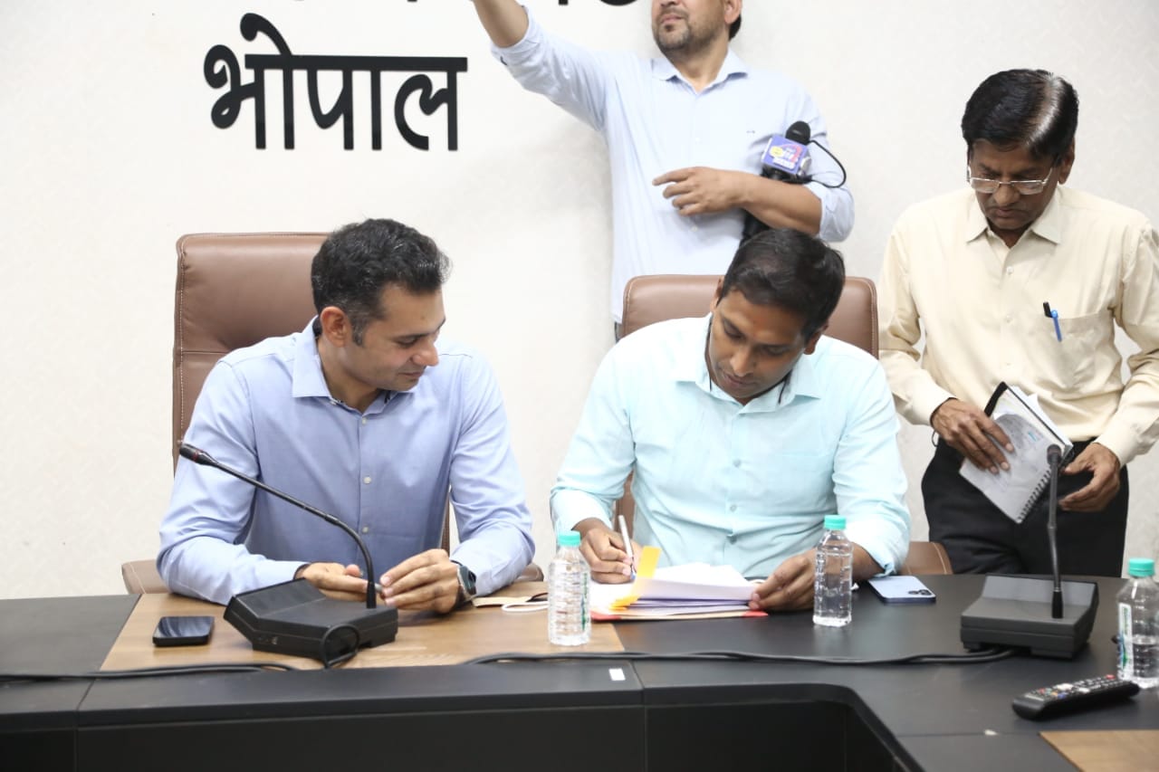 MP News: CM changed the order of CS for the first time, Collector Ashish Singh arrived to inspect as soon as h