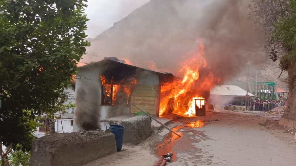 Tyuni Agnikand Three children Half Burnt Dead Bodies Found Parents Crying Badly Dehradun Uttarakhand