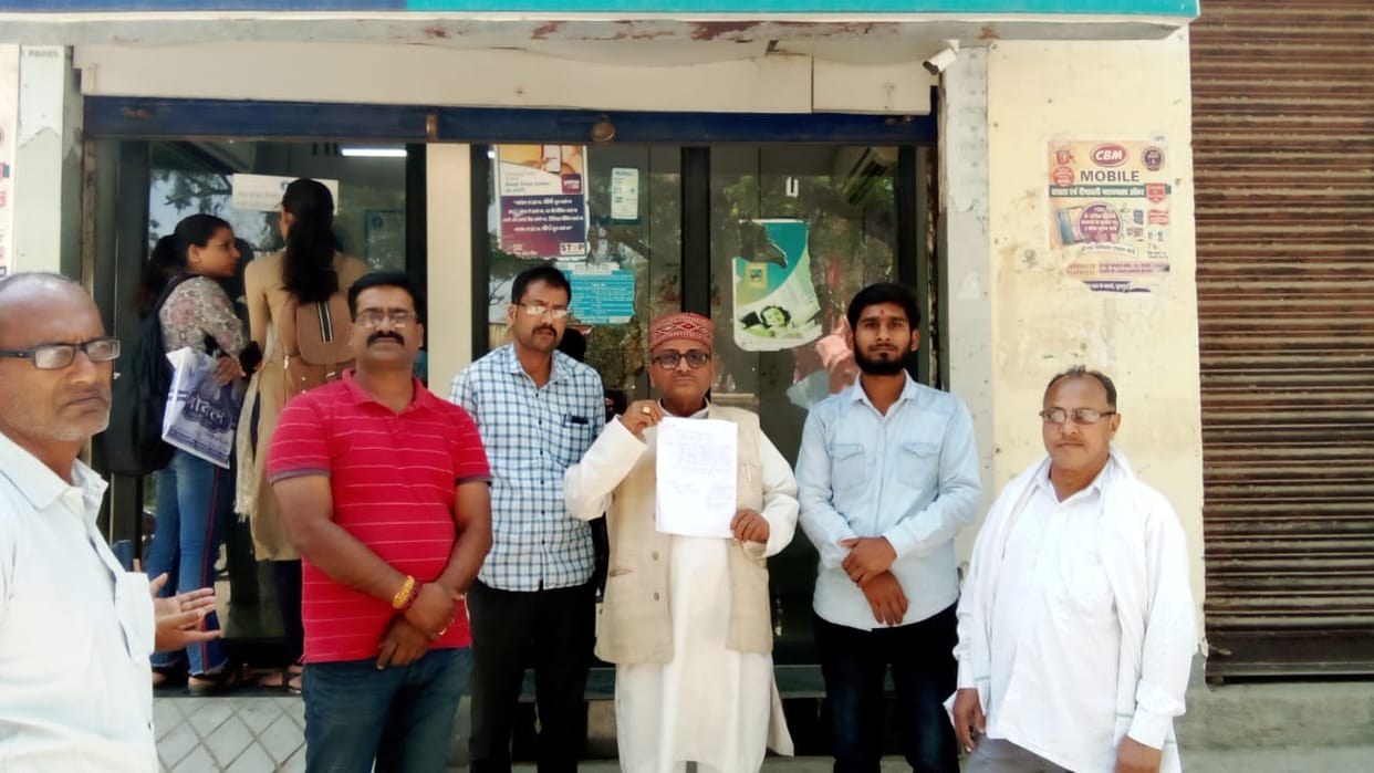 Car riders absconded after snatching debit card of Safai Nayak in mau at tam