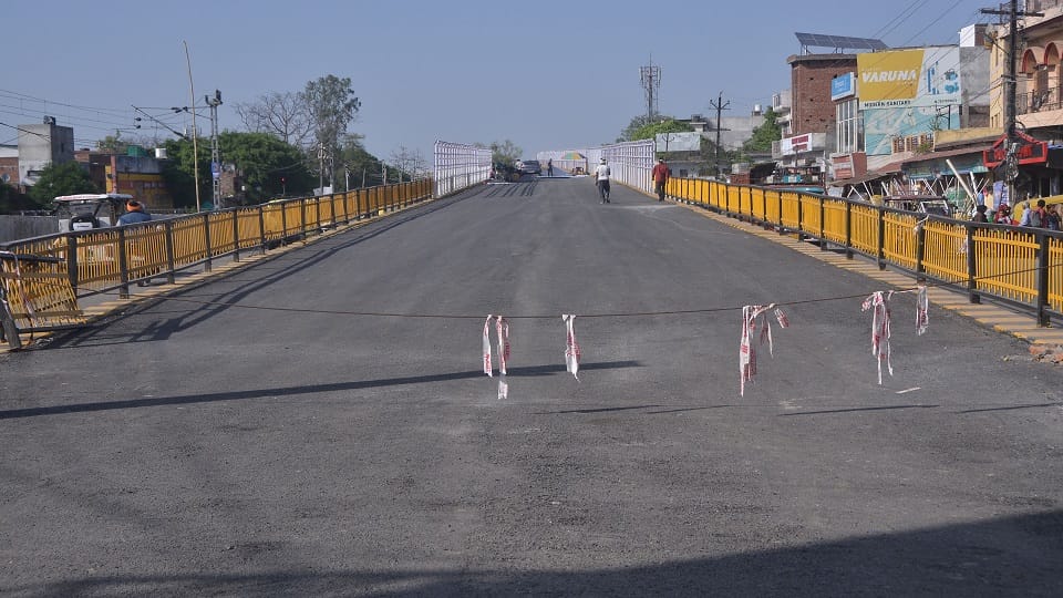Minister MP and MLAs do not have time to inaugurate the Qila bridge of Bareilly