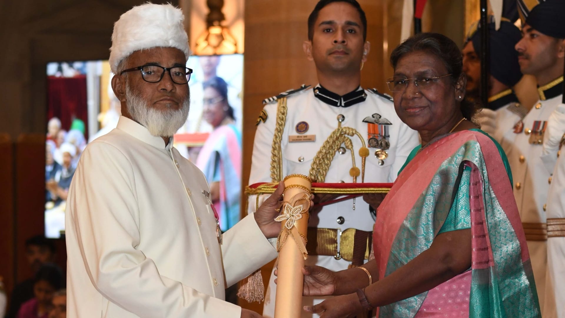 राष्ट्रपति द्रौपदी मुर्मू से पद्मश्री प्राप्त करते शाह रशीद अहमद कादरी