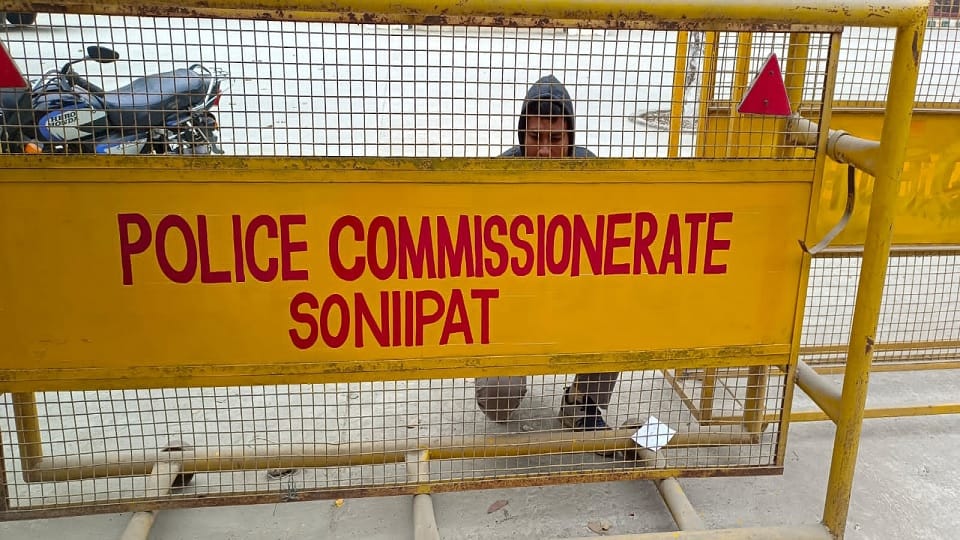 Gold chain snatched from teacher and housewife neck in Sonepat