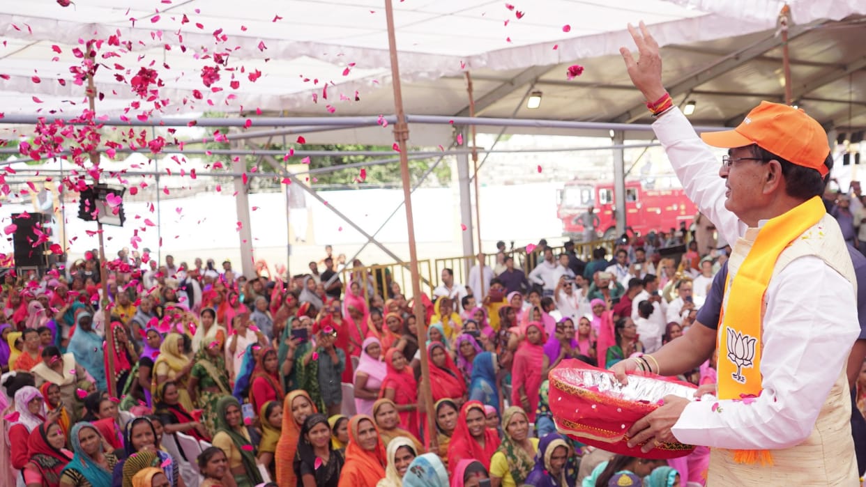 Shivraj Mama showed a different style in Morena, sang a song, made an emotional appeal - support your brother