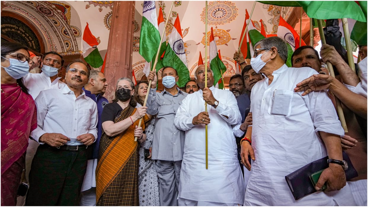 Opposition MPs Tiranga march from Parliament to Vijay Chowk Congress Mallikarjun Kharge latest updates