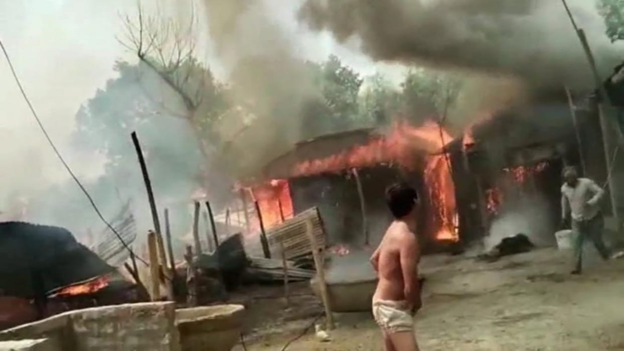 12 houses burnt to ashes due to fire in Madheli of Madhepura, four milch cattle also burnt to death