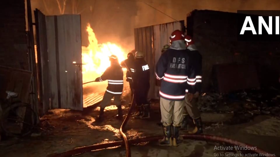 Delhi : Fire breaks out at a godown in Sonia Gandhi camp in Samalkha Kapashera area