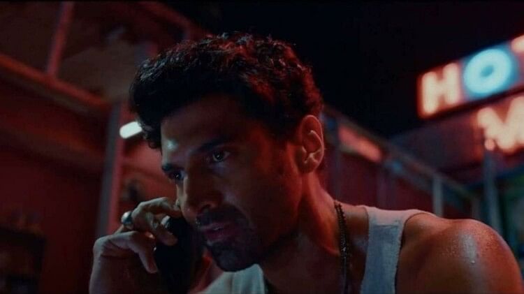 Gumraah Movie Review: Hindi cinema again got involved in the cycle of remakes, this movie 'Gumrah' is based on the story of 'Thadam'. 4 Misguided 2023 Movie Review by Pankaj Shukla Vardhan Ketkar Aditya Roy Kapur Mrunal Thakur Thadam Remake