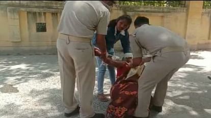 WOMEN attempted self immolation in front of SP office in Mainpuri UP News