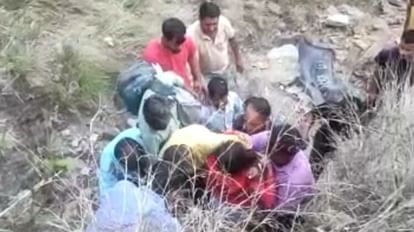 Accident: श्रीनगर-खंदूखाल मार्ग पर गांव जा रहे परिवार की कार खाई में गिरी, चालक की मौत, पत्नी-बेटी घायल Uttarakhand Accident News Car fell into ditch in srinagar driver died