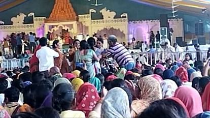 women fight for sitting in Pradeep Mishra katha pandal the devotees are troubled by the chaos