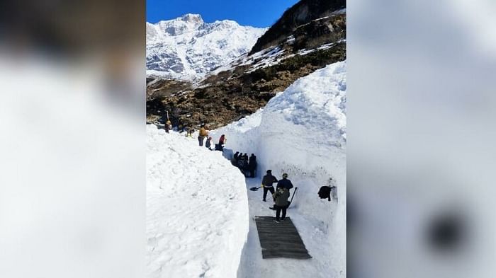 Kedarnath: 'बर्फीली गलियों' से गुजरेंगे बाबा केदार के भक्त, हिमखंड जोन के बीच ऐसे बनाया रास्ता, देखें तस्वीरें Char dham yatra 2023: Pilgrims will go in Kedarnath dham by walked between iceberg see amazing Photos
