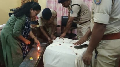 Jharkhand: दिल्ली के ज्वेलर के पैसे चोरी कर फरार हुआ युवक गुमला में धराया, 6.54 करोड़ रुपये कैश बरामद Man arrested in Gumla Jharkhand with over Rs 6 crore stolen from Delhi businessman