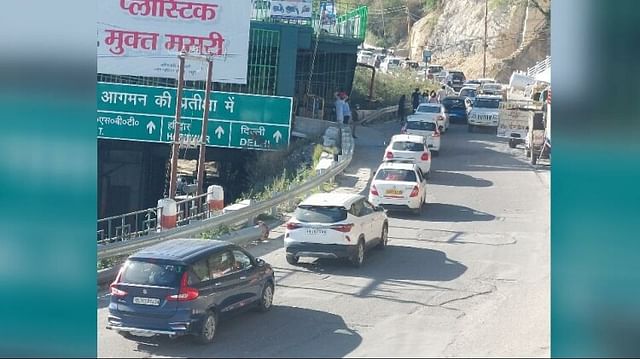Mussoorie: Tourist Crowd on weekend three kilometer long jam and 80 percent hotels full