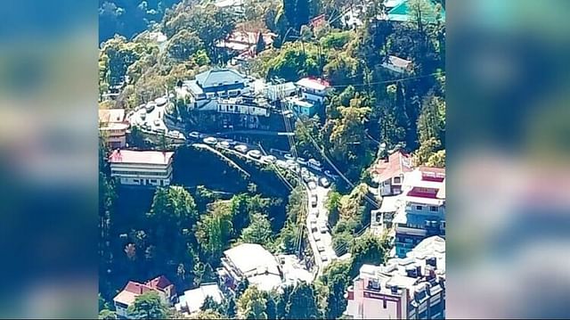 Mussoorie: Tourist Crowd on weekend three kilometer long jam and 80 percent hotels full