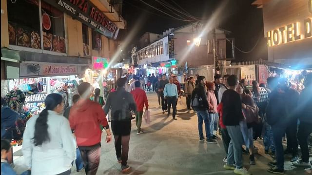 Mussoorie: Tourist Crowd on weekend three kilometer long jam and 80 percent hotels full