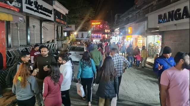 Mussoorie: Tourist Crowd on weekend three kilometer long jam and 80 percent hotels full