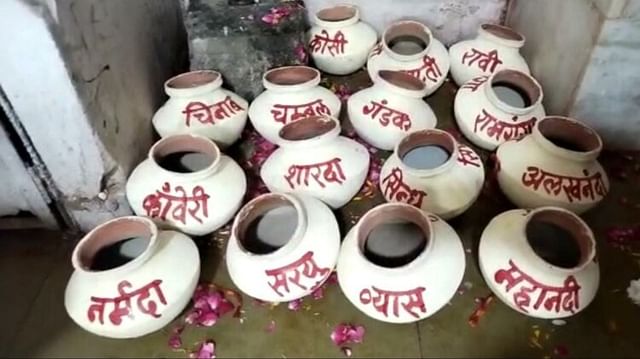 Ujjain Mahakal:महाकाल को गर्मी से बचाने का जतन, गर्भगृह में बांधी गईं 11  मटकियां, ठंडा जल बाबा को देगा राहत - Efforts To Save Mahakal From The Heat,  11 Pots Tied In