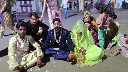 Ratlam News bride and groom sat on a dharna to stop the DJ at the wedding