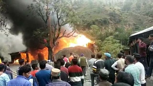 Tyuni Agnikand Three children Half Burnt Dead Bodies Found Parents Crying Badly Dehradun Uttarakhand