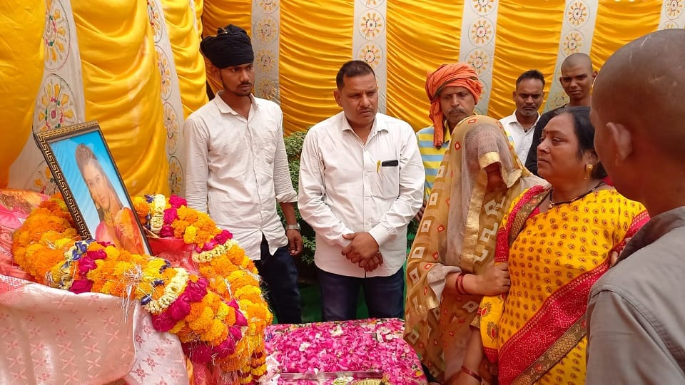 Leaders and actors paid tribute to Akanksha dubey in Chauri
