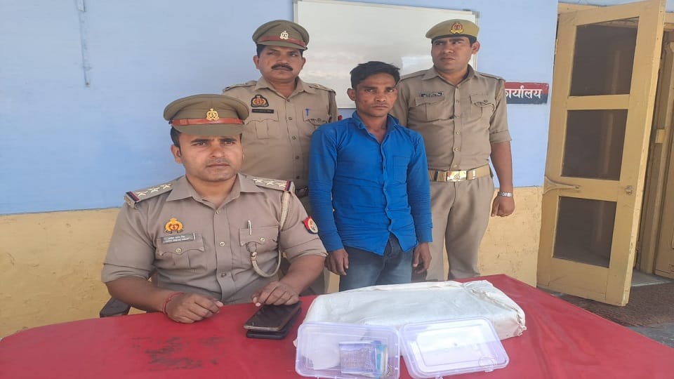 miscreants looted a purse from woman in Aligarh-Bareilly passenger train