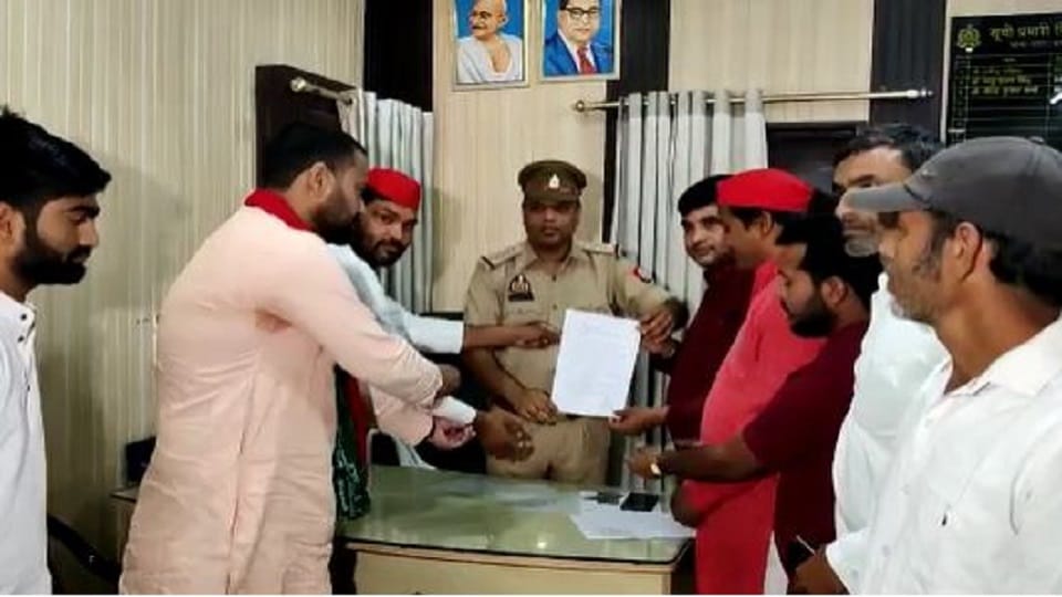 Tahrir given in the police station against Jagadguru SP and BSP workers got angry