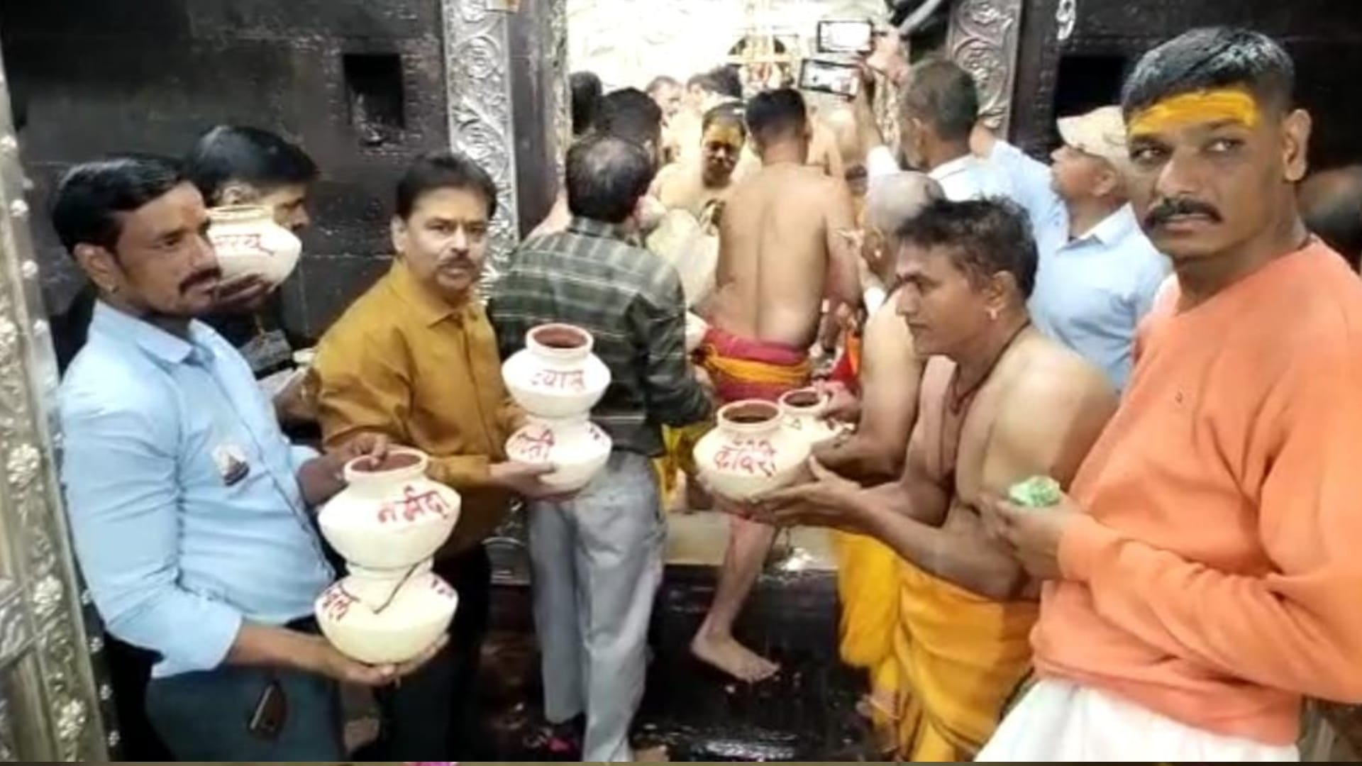 Efforts to save Mahakal from the heat, 11 pots tied in the sanctum sanctorum