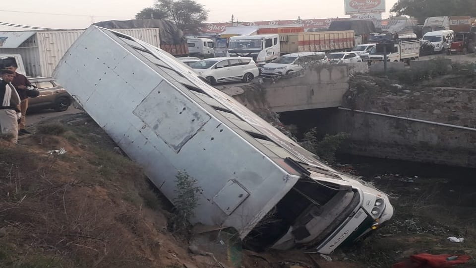 Accident on Delhi-Jaipur highway: Rajasthan Roadways bus fell into canal