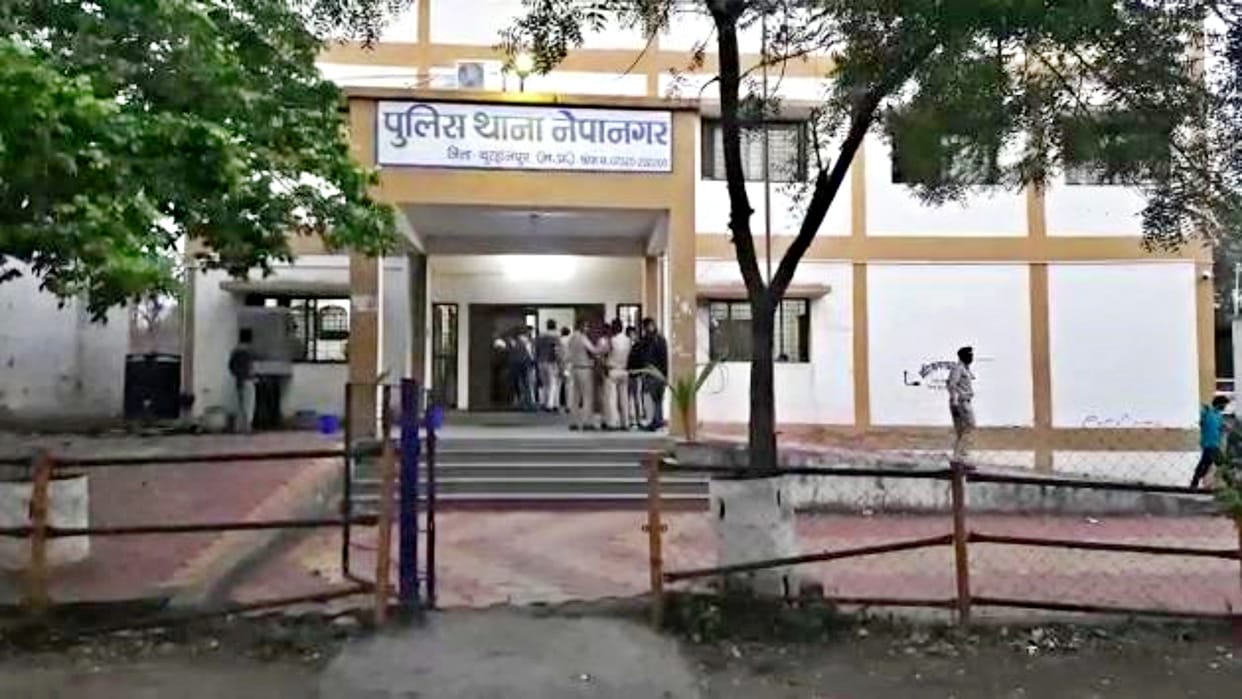 Burhanpur police station attacked in mp policemen beaten vehicles broken encroachers absconded with 3 prisoner