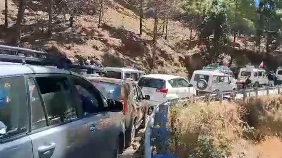 Uttarakhand Tourism minister satpal maharaj stuck in traffic and started opening jam himself in Kotdwar