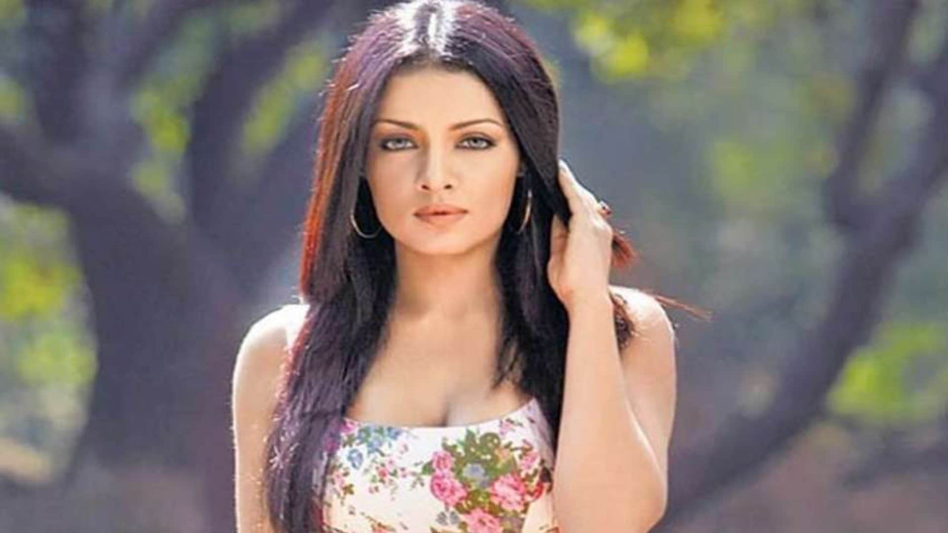 Celina Jaitly Slams twitter user after netizens said that actress slept with fardeen khan and his father Fero