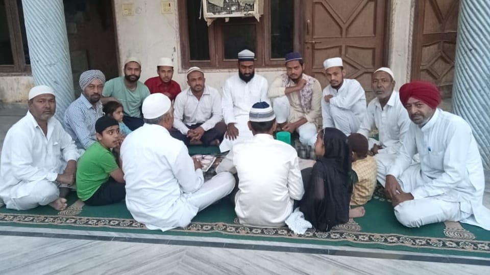 Iftar of Muslim families observing Roza Bela slums of village Cambwala of Chandigarh made in house of Hindus