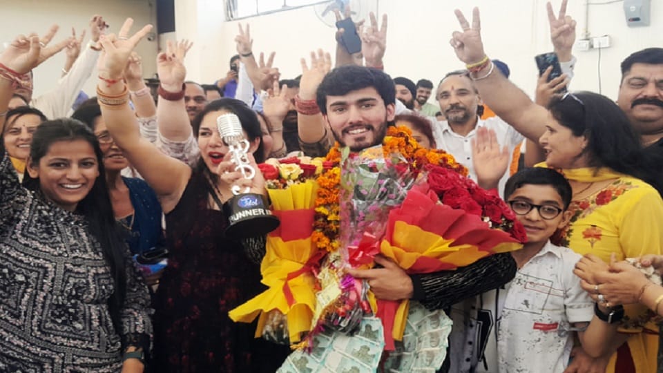 Jammu Kashmir: Indian Idol contestant Chirag welcomed in city