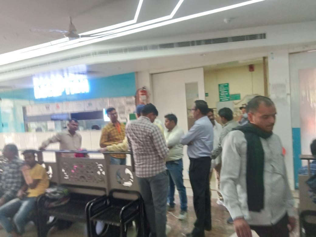 DC MNREGA fell down from second floor of Vikas Bhavan azamgarh